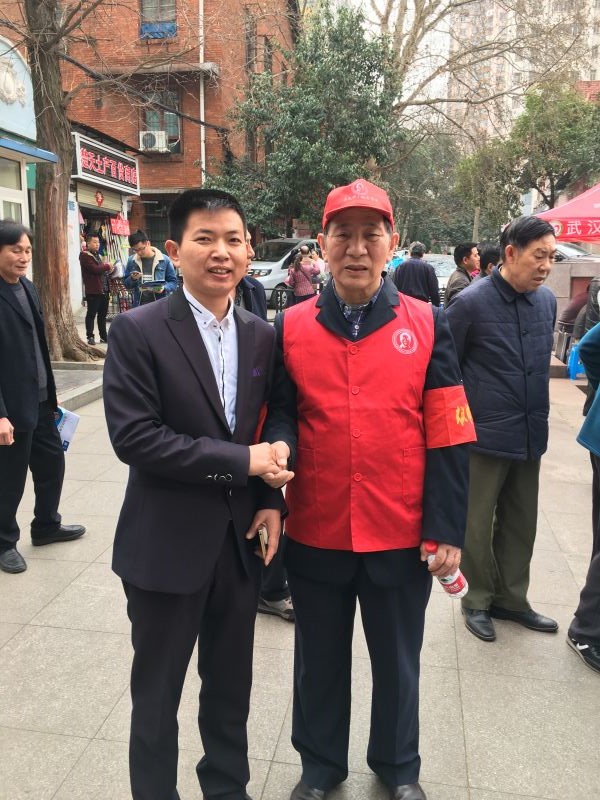 皮新彩家具維修負(fù)責(zé)人與吳天祥